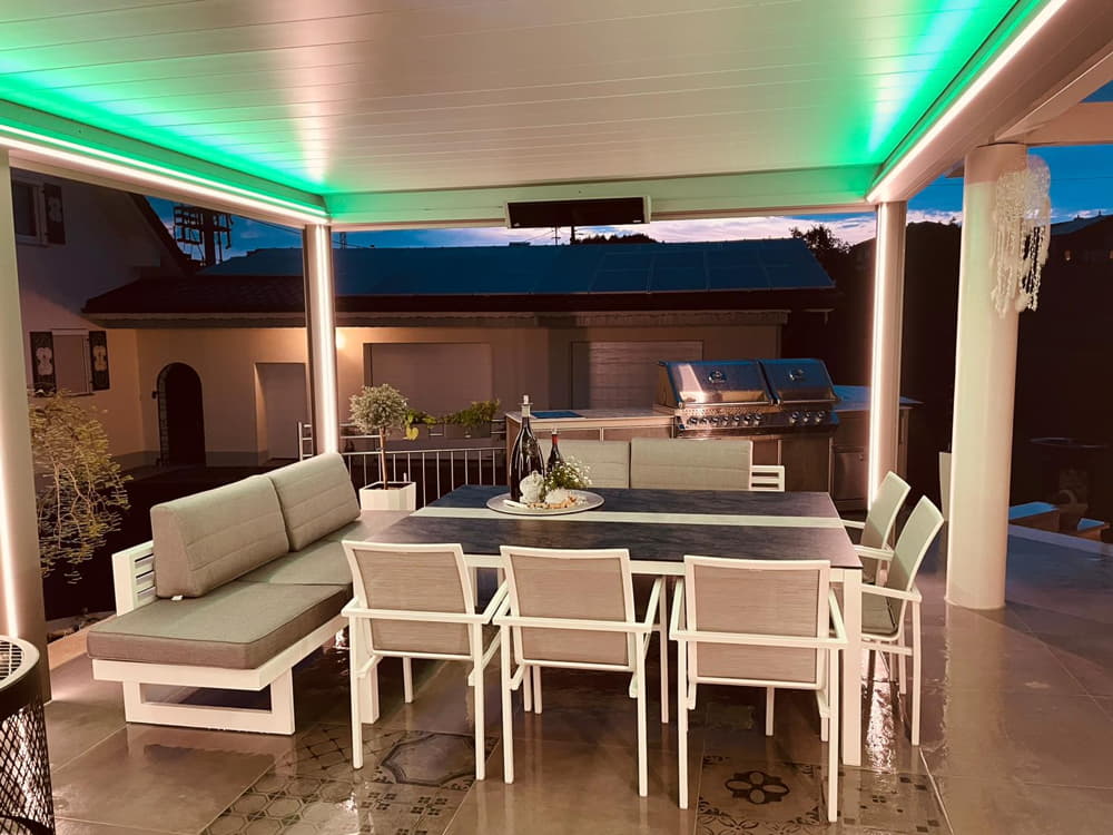 Lamellendach Dach Weiße Lamellen Led Beschattung Anbau Lamaxa Outdoor Überdachung Stern Möbel Gartenmöbel Sitzgruppe Stuhl Tisch Couch Sofa Mehrsitzer Bank Sitzbank Heizstrahler Bunt Outdoorküche Küche Napoleon Kissen Sitzkissen