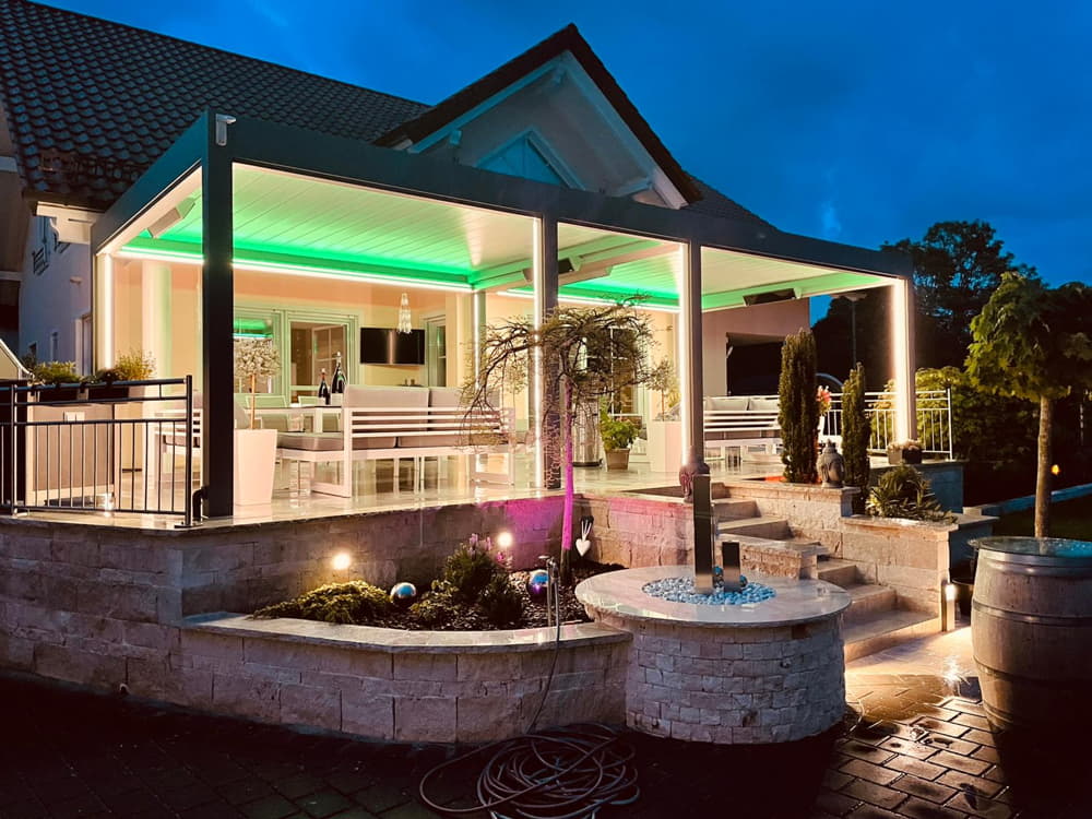 Lamellendach Dach Weiße Lamellen Led Beschattung Anbau Lamaxa Outdoor Überdachung Stern Möbel Gartenmöbel Sitzgruppe Stuhl Tisch Couch Sofa Mehrsitzer Bank Sitzbank Heizstrahler Bunt Outdoorküche Küche Napoleon Kissen Sitzkissen