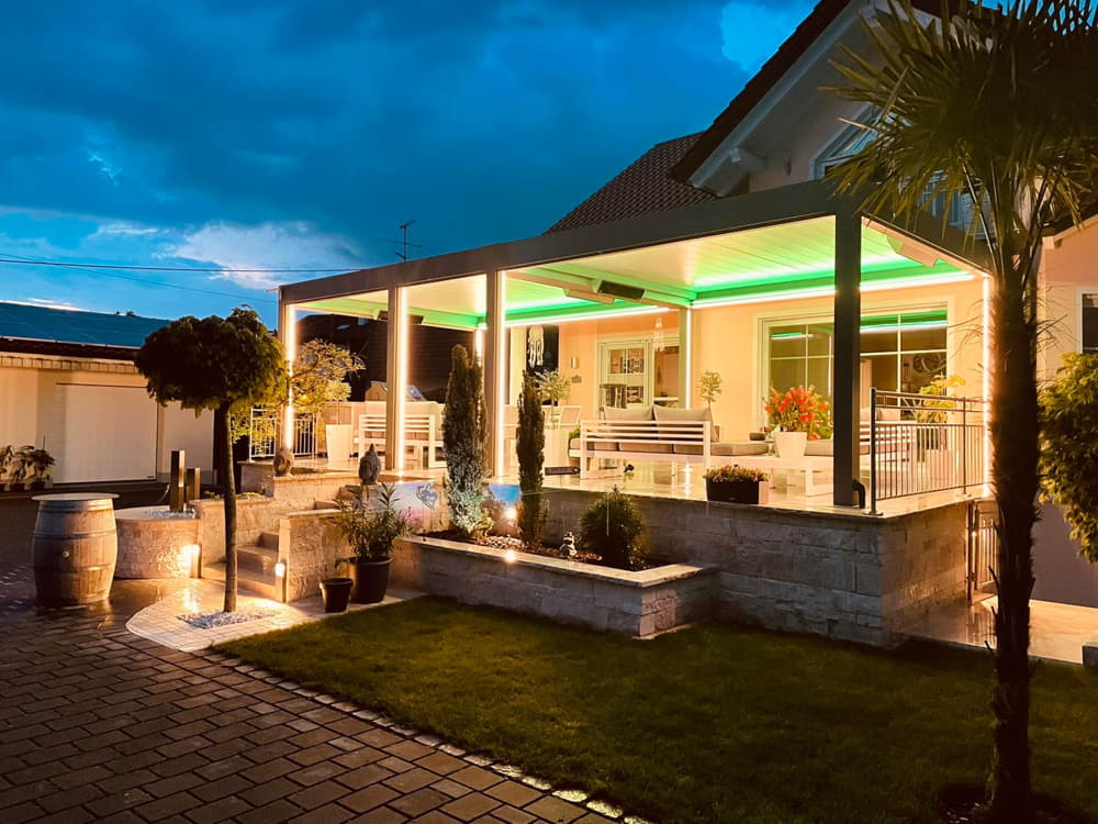 Lamellendach Dach Weiße Lamellen Led Beschattung Anbau Outdoor Überdachung Stern Möbel Gartenmöbel Sitzgruppe Stuhl Tisch Couch Sofa Mehrsitzer Bank Sitzbank Heizstrahler Bunt Outdoorküche Küche Napoleon Kissen Sitzkissen Lamaxa